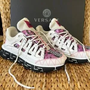 【VERSACE】 white and pink sneakers (関税送料込) s_wp_647bbc12c1c346709ecc58da.webp